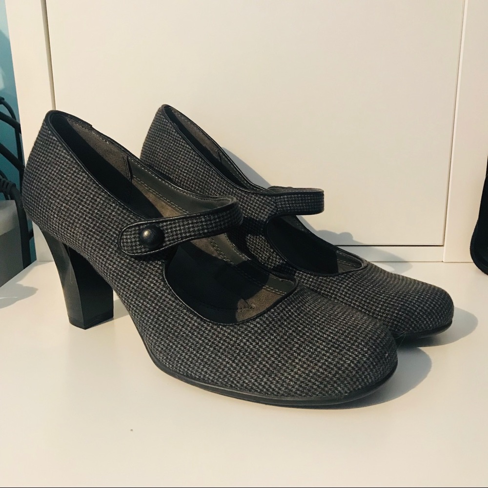 Black and grey aerosole high heels